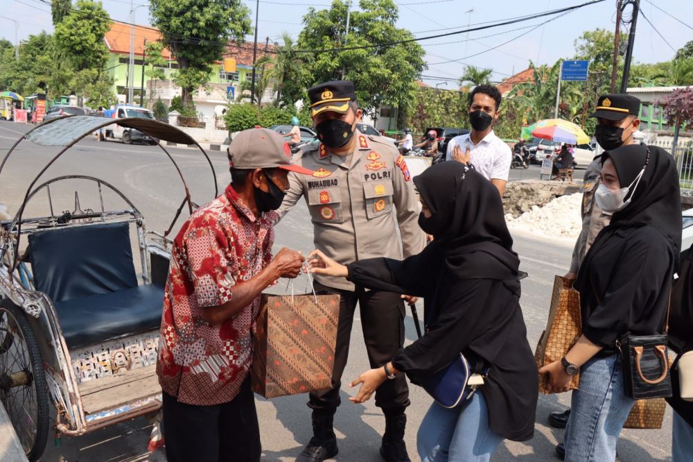 Kapolres Bojonegoro AKBP Muhammad saat memberikan paket bantuan ke tukang becak