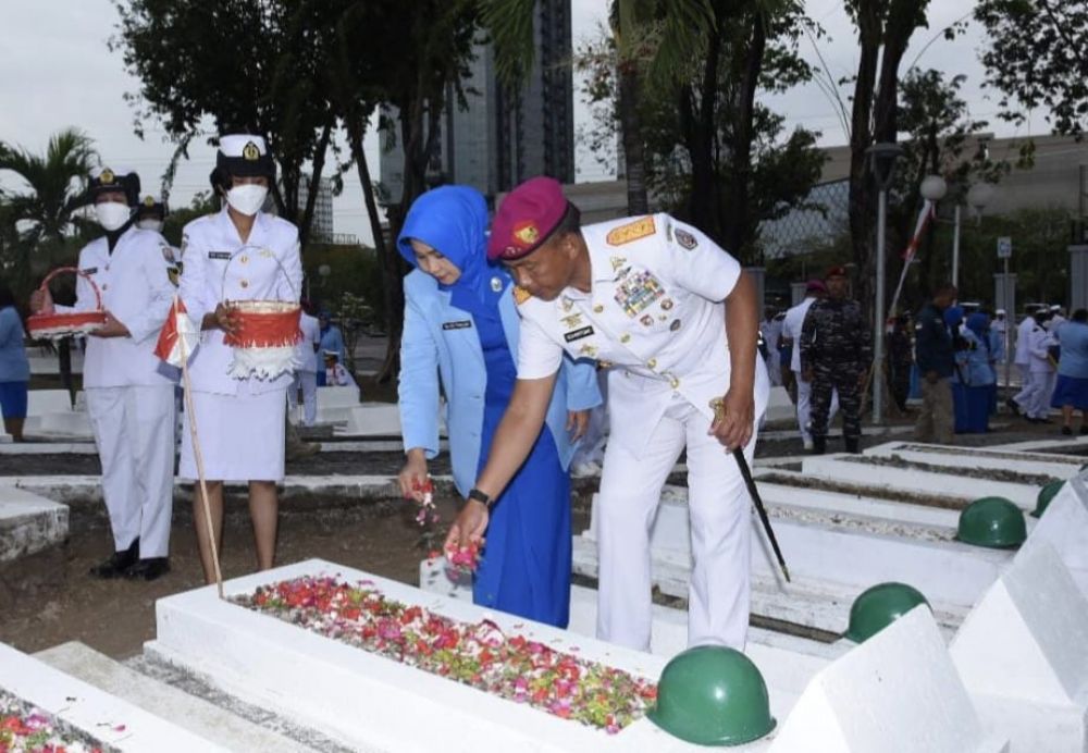 Dankodiklatal Letjen TNI Marinir Suhartono saat tabur bunga di TMP 10 November