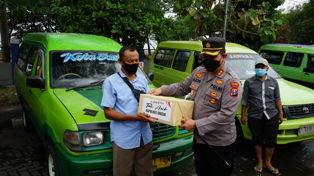Kapolres Gresik AKBP Mochamad Nur Azis saat memberikan paket sembako di Terminal Bunder Gresik
