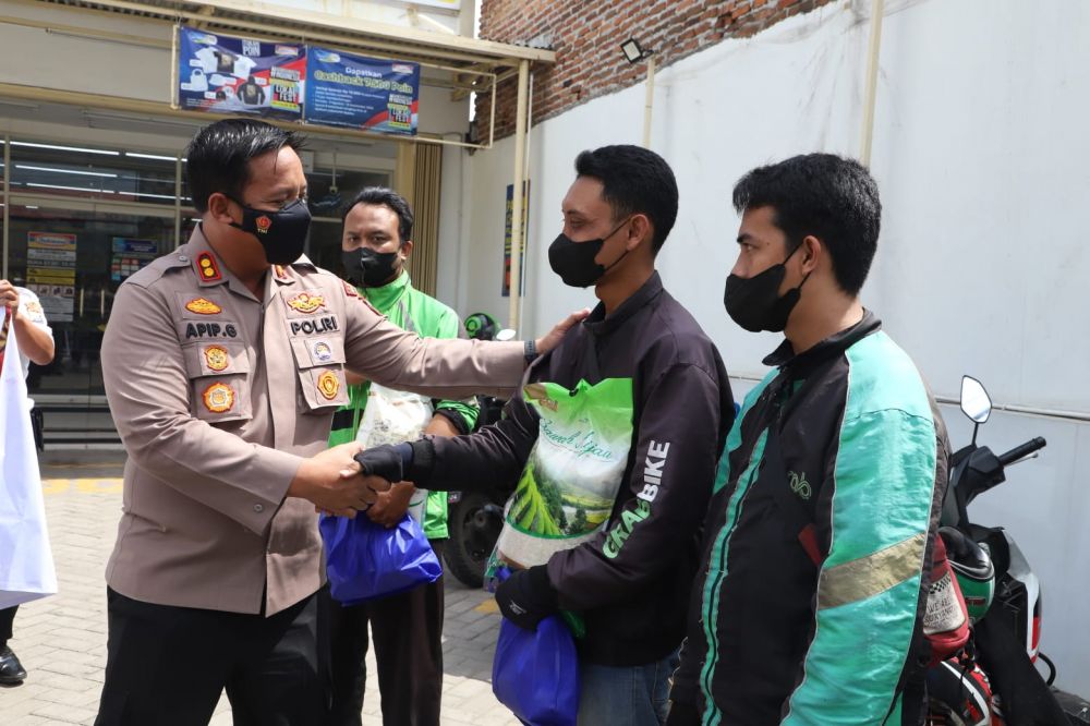 Kapolres Mojokerto Berbagi Paket Sembako ke Tukang Ojek Pasca Kenaikan Harga BBM