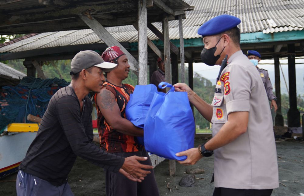 Ditpolairud Polda Bali berikan paket sembako