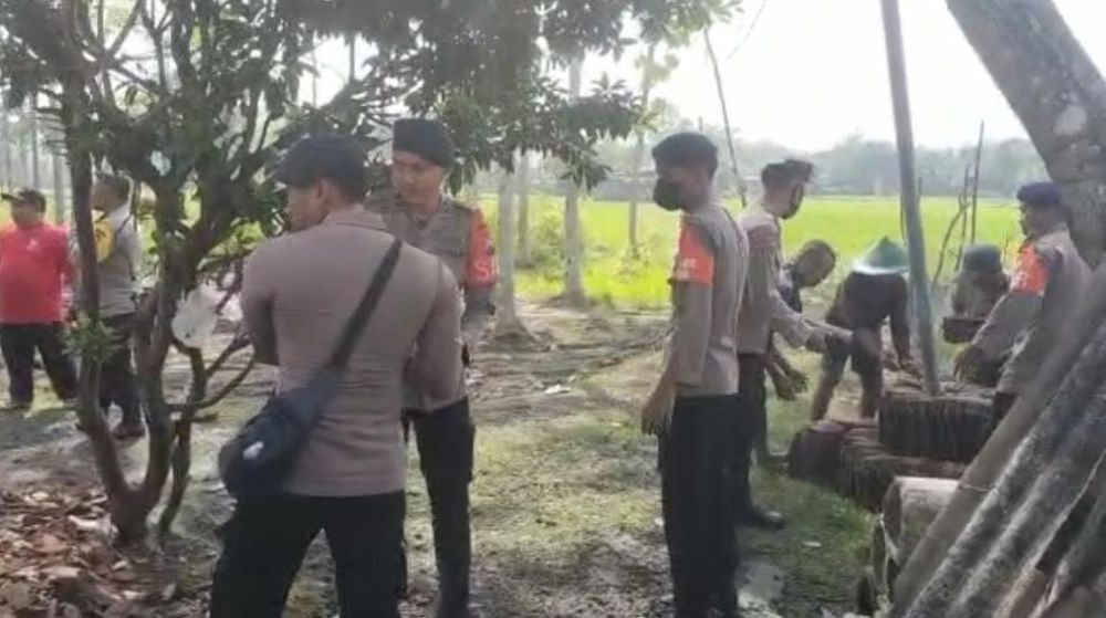 Satu SSR Tim SAR, Satbrimob Polda Jatim Gelar Baksos di Lokasi Puting Beliung