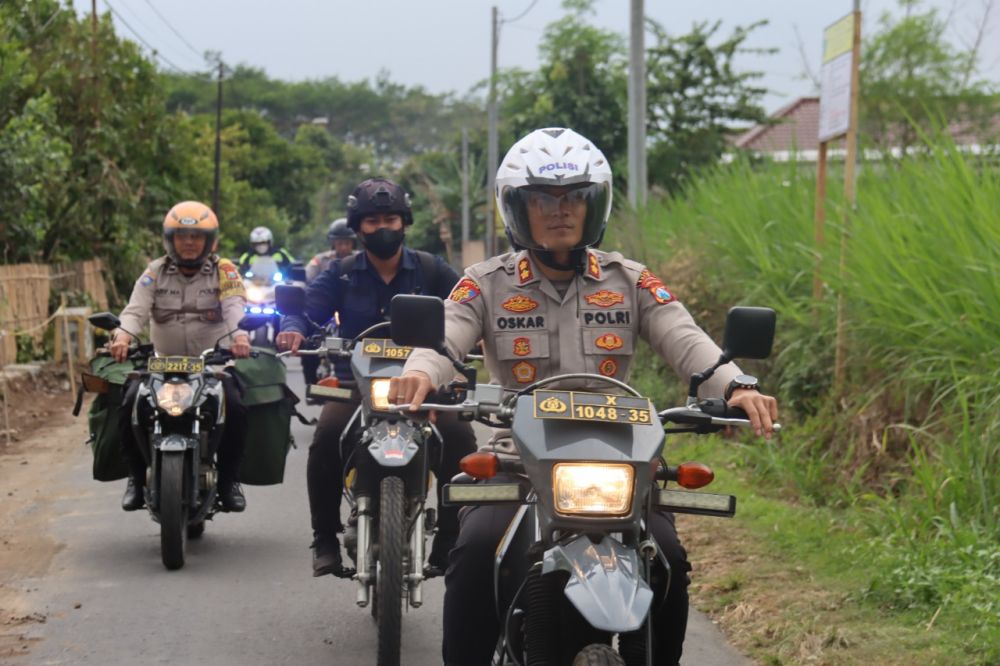 Kapolres Batu AKBP Oskar Syamsuddin menuju tempat desa yang akan diberikan bantuan