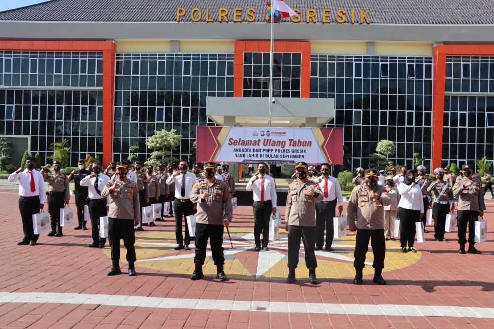 Apel pagi di Polres Gresik dan beri hadiah 70 anggota yang Ultah di bulan September