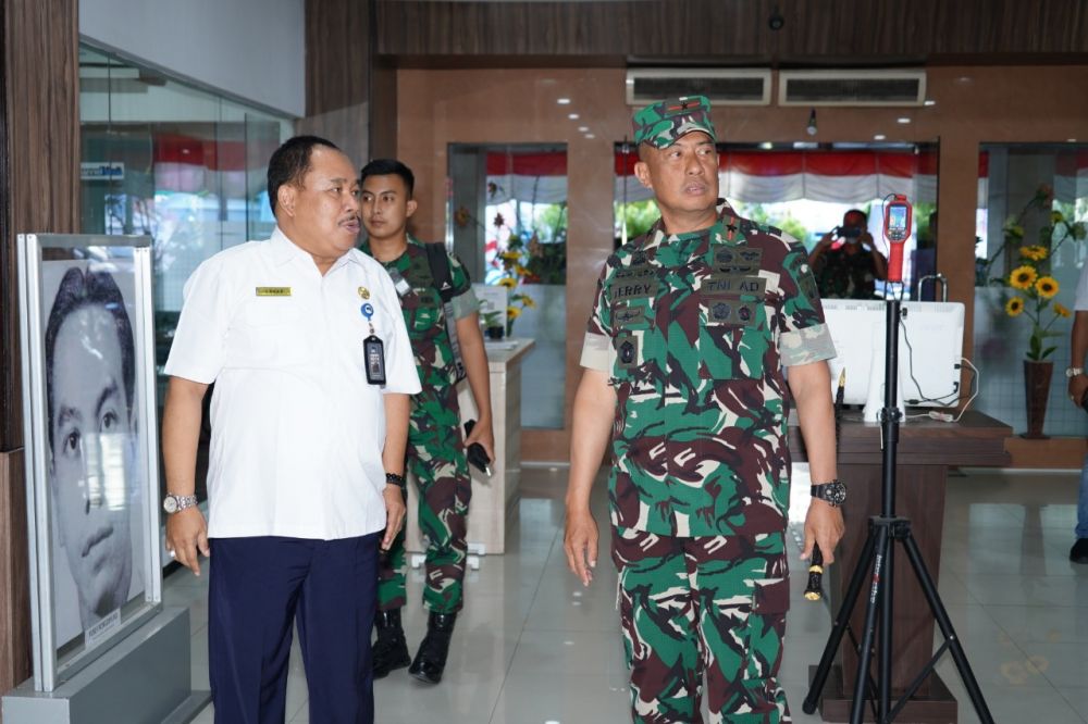 Danrem 084/BJ Brigjen TNI Terry Tresna Purnama saat kunjungan ke RRI Surabaya