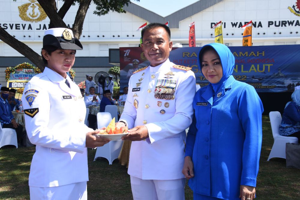 Dankodiklatal Letjen TNI Marinir Suhartono didampingi Ny. Etta Suhartono memberikan potongan tumpeng ke Serda Ayu sebagai prajurit termuda yang berdinas di Kodiklatal