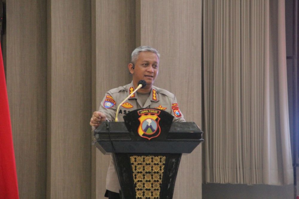 Dirbinmas Polda Jatim Kombespol Asep Irpan Rosadi saat memberikan keterangan