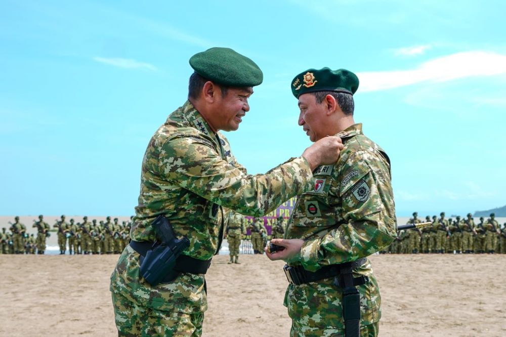 Pangkostrad Letjen Maruli Simanjuntak saat kukuhkan Kapolri sebagai warga kehormatan Kostrad Cakra
