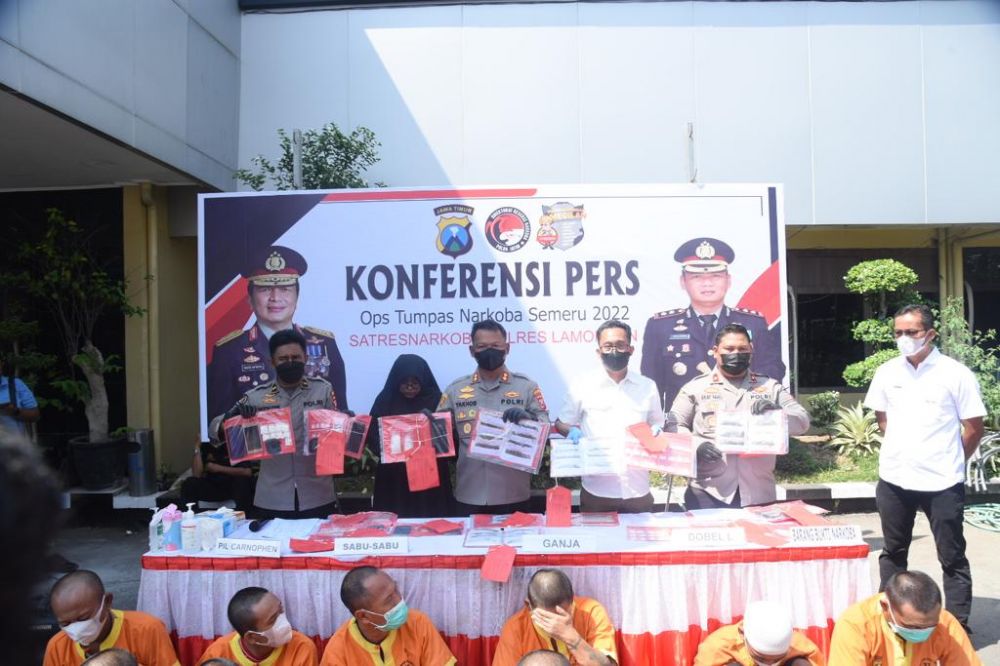 Kapolres Lamongan AKBP Yakhob Silvana Delareskha didampingi Wakapolres Lamongan Kompol Akay Fahli saat ungkap kasus Narkoba