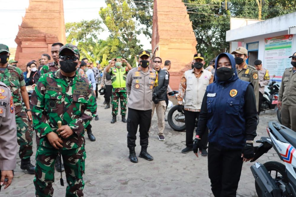 Kapolresta Mojokerto AKBP Wiwit Adisatria bersama Forkopimda Mojokerto tinjau lokasi TPS