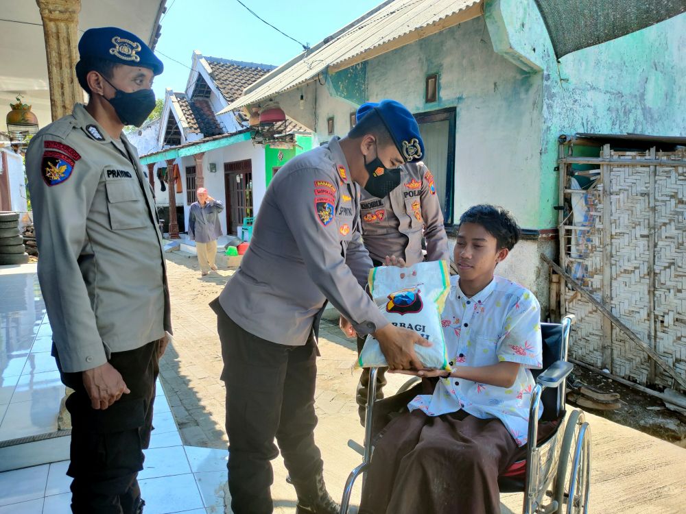 Satpolairud Polres Probolinggo beri bantuan kursi roda