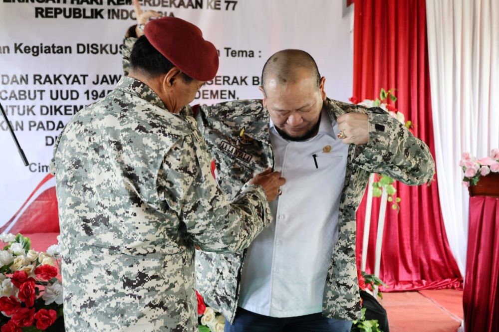 Ketua DPD RI AA LaNyalla Mahmud Mattalitti kenakan jaket seragam Forum Purnawirawan Pejuang Indonesia (FPPI) yang diberikan oleh Ketum FPPI Kolonel Purn Sugeng Waras