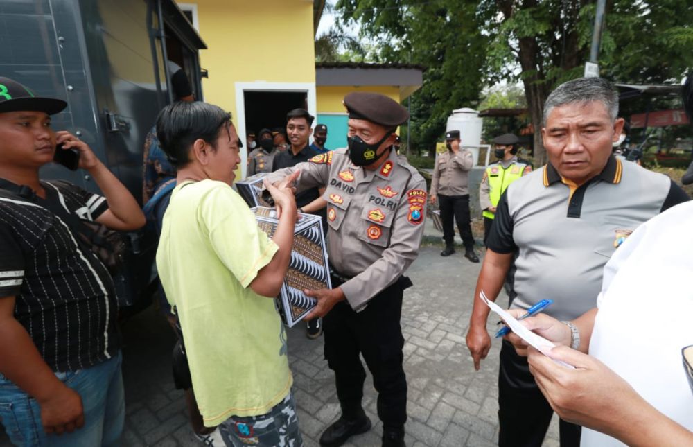 Satker Polda Jatim bagikan bansos ke masyarakat