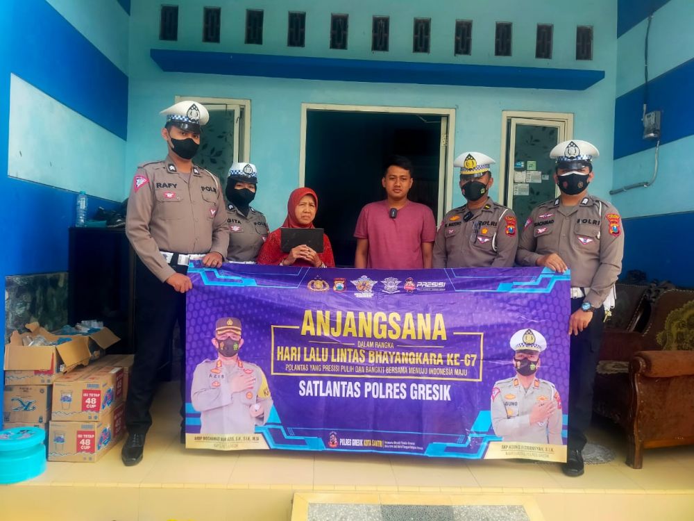 Kasat Lantas AKP Agung Fitransyah baksos ke keluarga korban laka lantas 