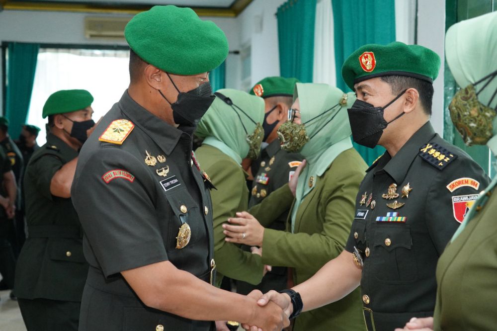 Danrem 084/BJ Brigjen TNI Terry Tresna Purnama saat memberikan ucapan selamat