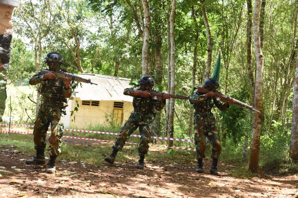 Siswa Dikmata saat latihan berganda