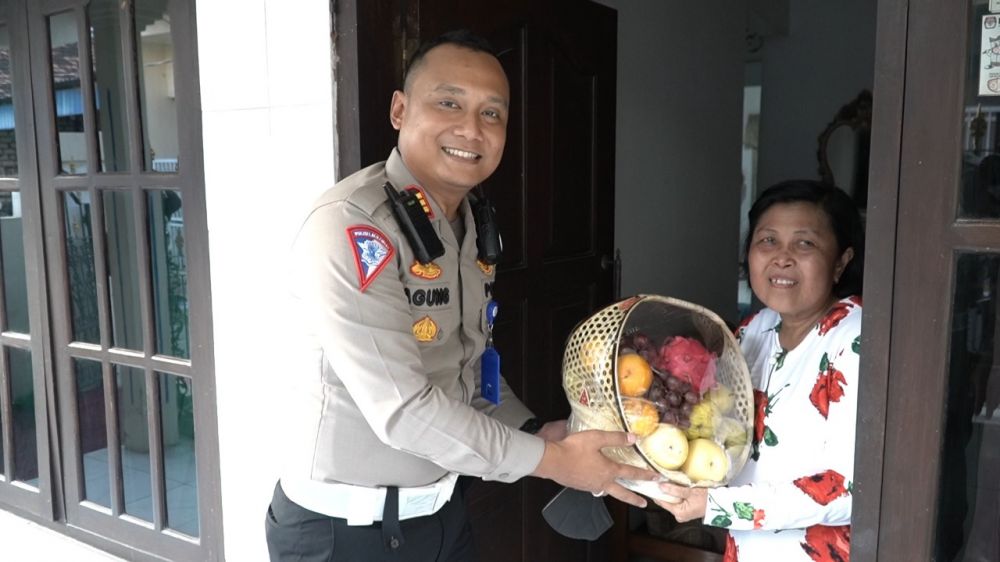 Kasat Lantas Polres Gresik AKP Agung Fitransyah anjangsana ke rumah almarhum Aiptu Jailani