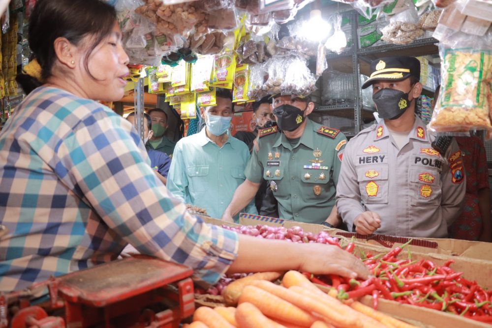 Kapolres Jember AKBP Hery Purnomo bersama Dandim sidak pasar Tanjung