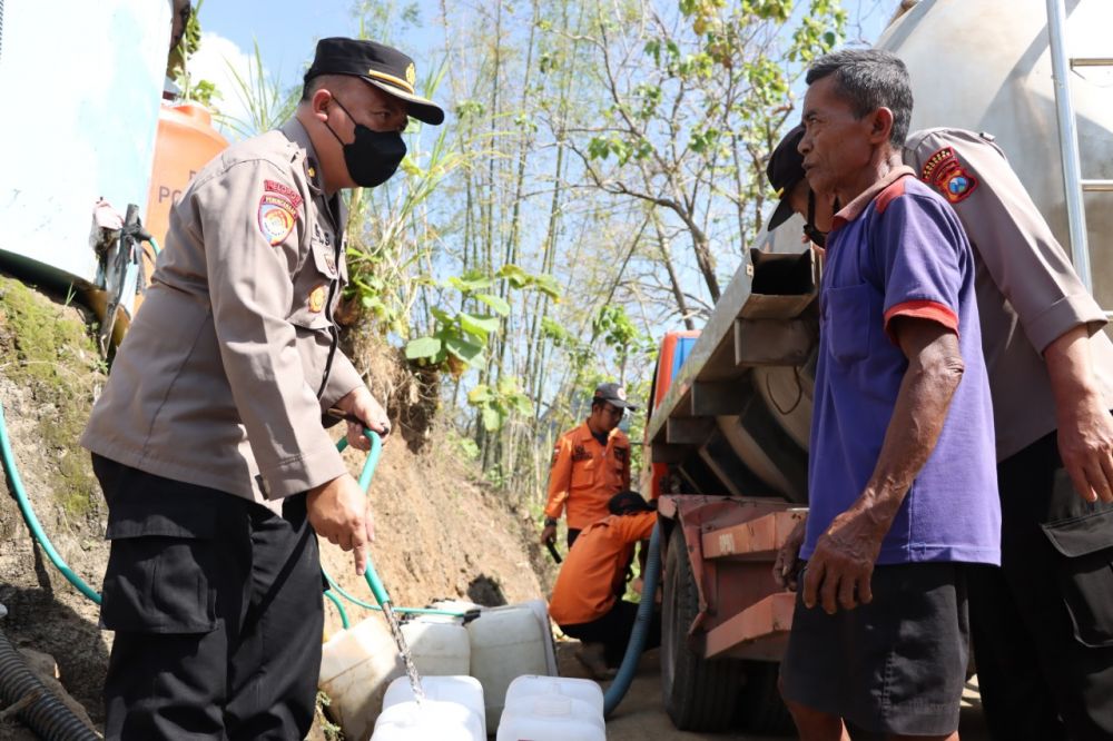 Polres Ponorogo berikan bantuan air bersih ke warga terdampak kekeringan