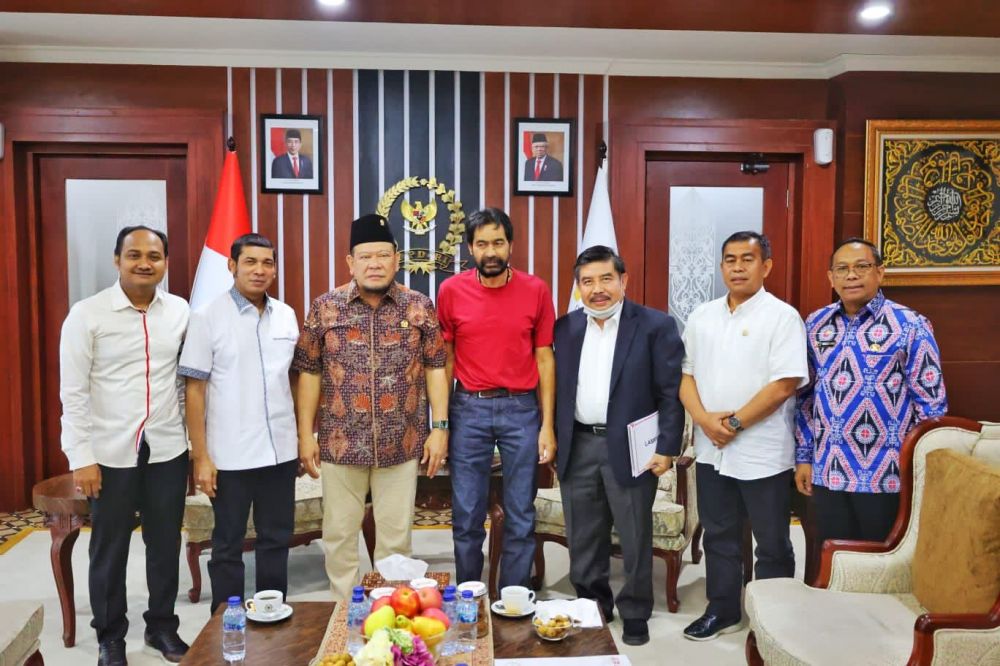 Ketua DPD RI AA LaNyalla Mahmud Mattalitti saat temui mantan wakil Gubernur Aceh Muzakir Manaf