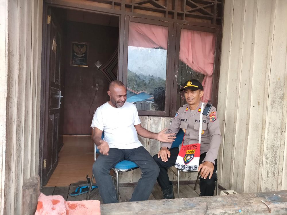 Polisi saat berbincang dengan ketua adat