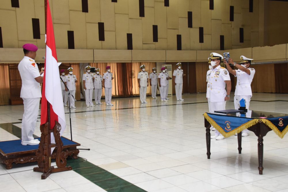 Dankodiklatal Letjen TNI Marinir Suhartono saat pimpin upacara kelulusan siswa Dikmaba