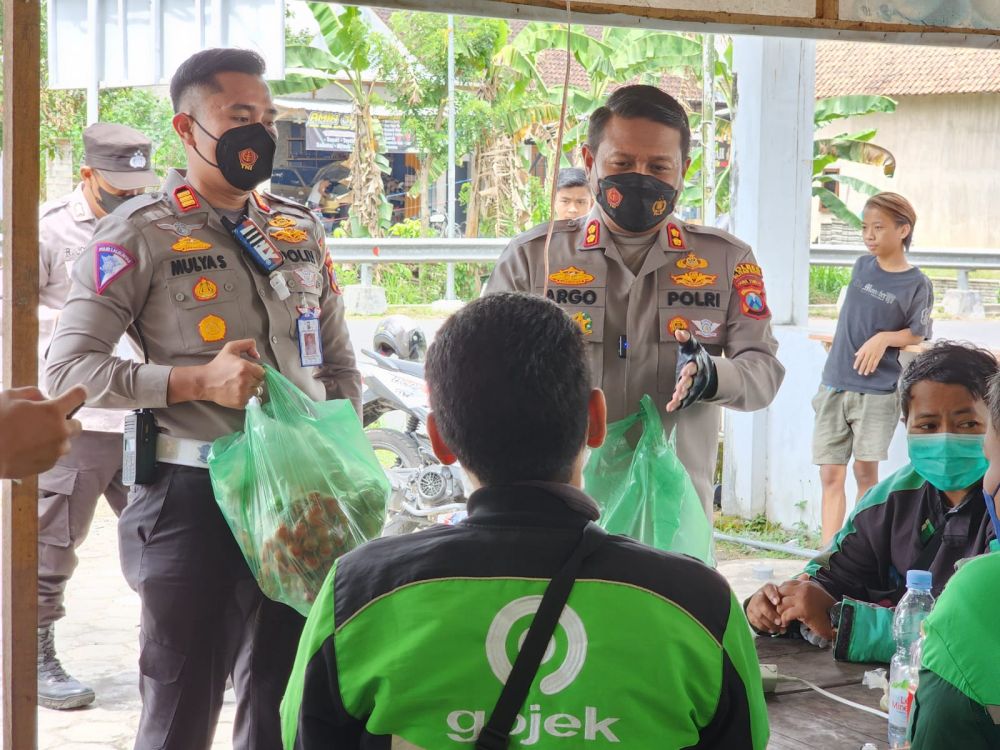 Kapolres Blitar Kota AKBP Argowiyono saat berbagi sembako ke ojol