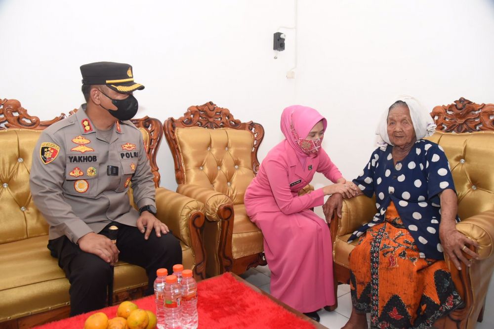 Kapolres Lamongan AKBP Yakhob Silvana saat serahterima rumah mbok Inah