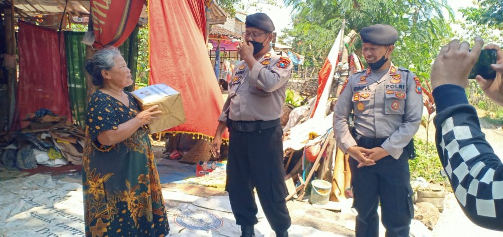 Samapta Polres Ponorogo berbagi di Jum'at berkah