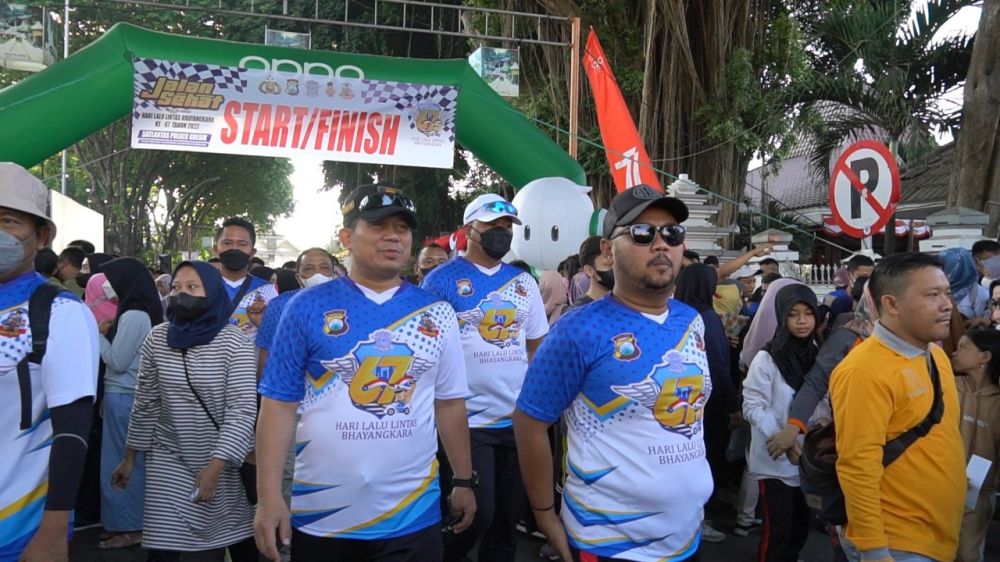 Kapolres Gresik AKBP Mochamad Nur Azis bersama peserta jalan sehat