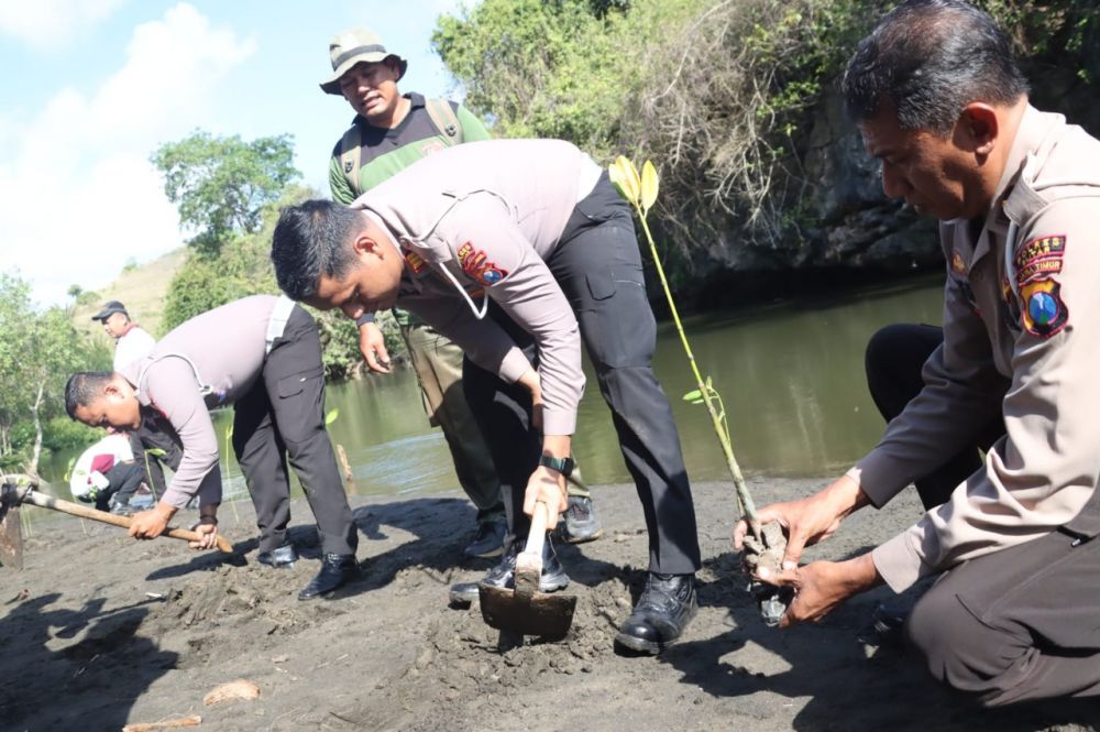 Anggota Satlantas Polres Blitar tanam pohon mangrove