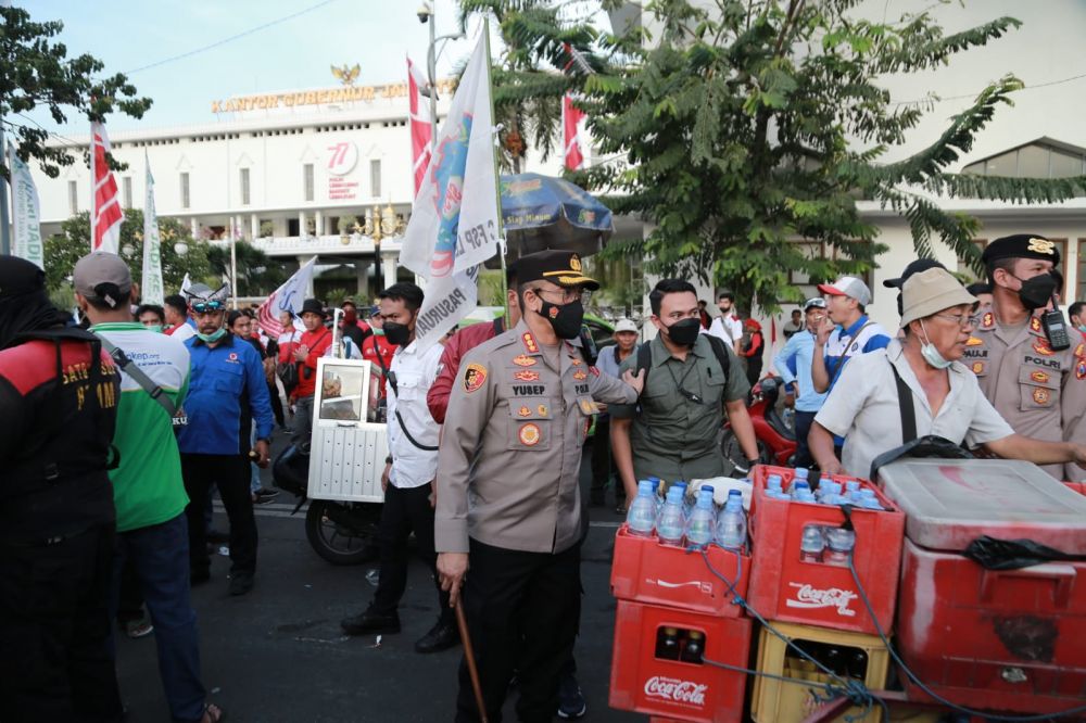 Kapolrestabes Surabaya Kombespol Akhmad Yusep Gunawan saat borong minuman