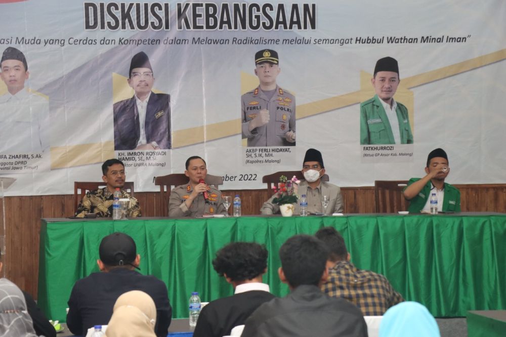 Kapolres Malang AKBP Ferli Hidayat saat menjadi pembicara dalam acara diskusi kebangsaan