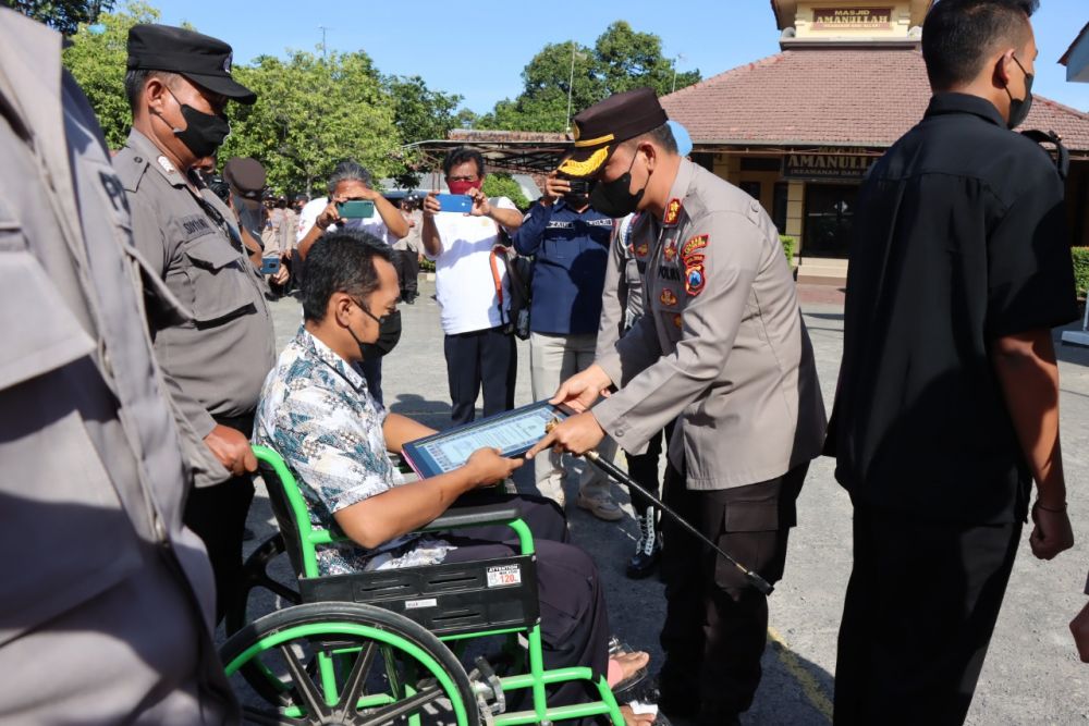 Kapolres Probolinggo Kota AKBP Wadi Sa'bani berikan penghargaan 3 petugas keamanan