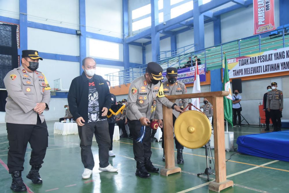 Kapolres Lamongan AKBP Yakhob Silvana Delareskha didampingi Wakapolres Kompol Akhay Fahli saat pembukaan turnamen pencak silat