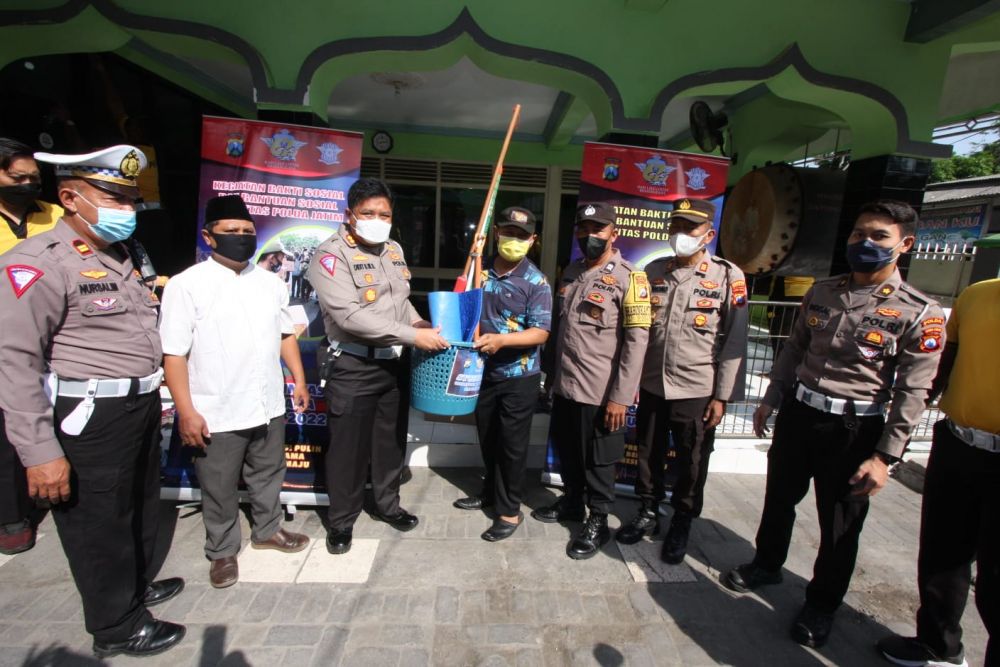 Ditlantas Polda Jatim bagi sembako dan bersihkan tempat ibadah di HUT Lantas ke-67