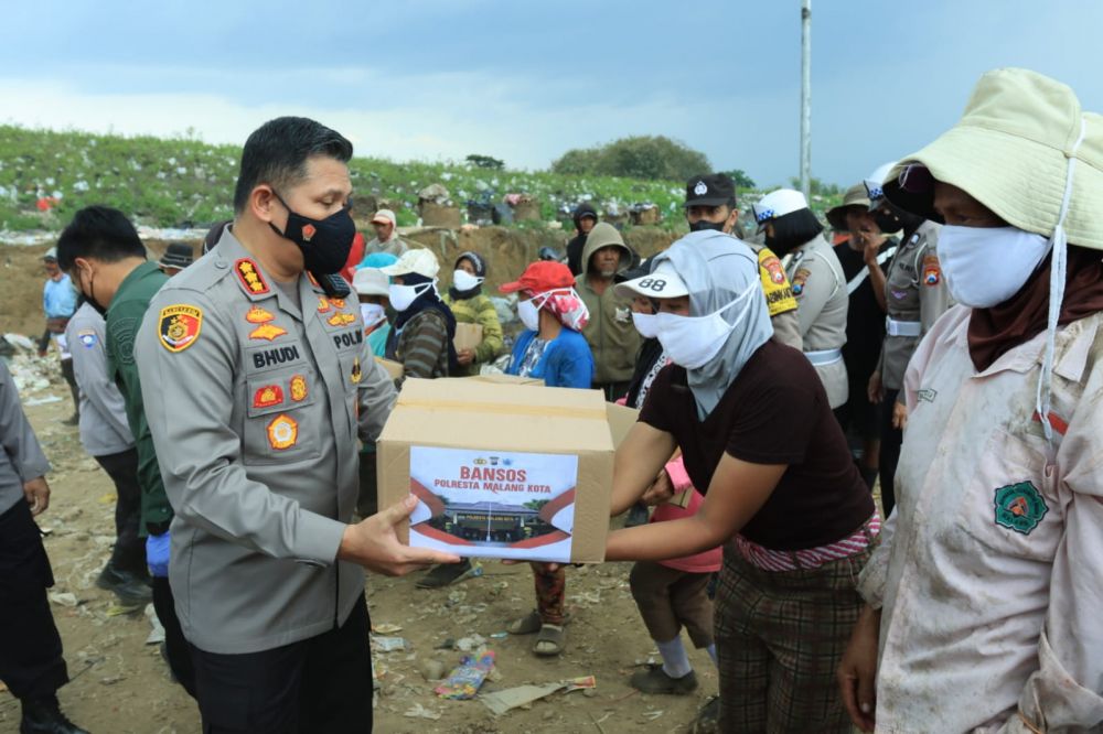 Kapolresta Malang Kota Kombespol Budi Hermanto saat memberikan paket bantuan