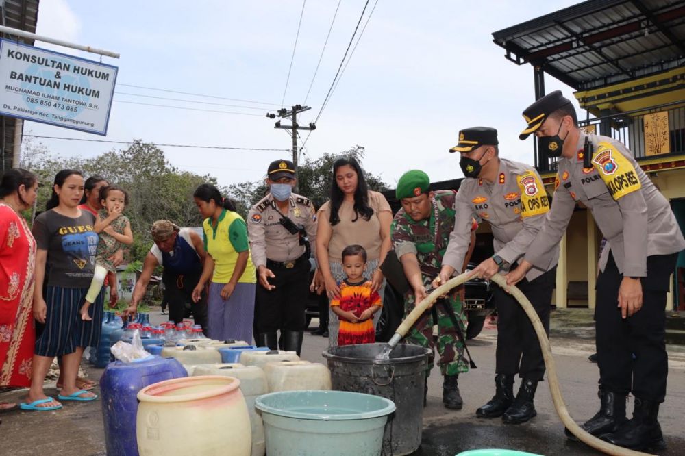 Kapolres Tulungagung Salurkan 12 Tangki Air Bersih ke Warga Terdampak Kekeringan