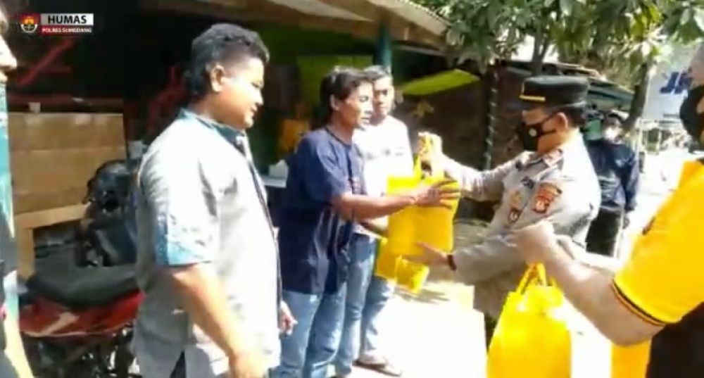 Foto Kapolsek Conggeang saat pembagian sembako kepada pengemudi ojek pangkalan.