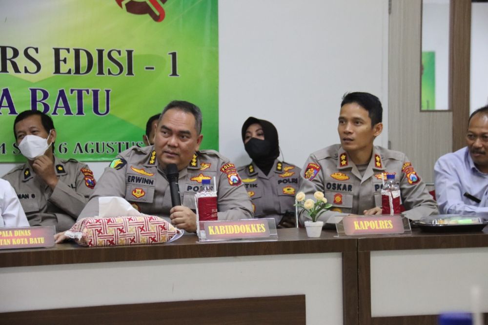 Kabiddokes Polda Jatim Kombespol Erwinn Zainul Hakim saat memberikan sambutan
