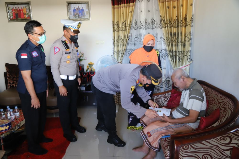 Kapolres Gresik AKBP Mochamad Nur Azis saat anjangsana didampingi Kasatlantas AKP Agung Fitransyah dan Kasi Dokkes Iptu Sugioto