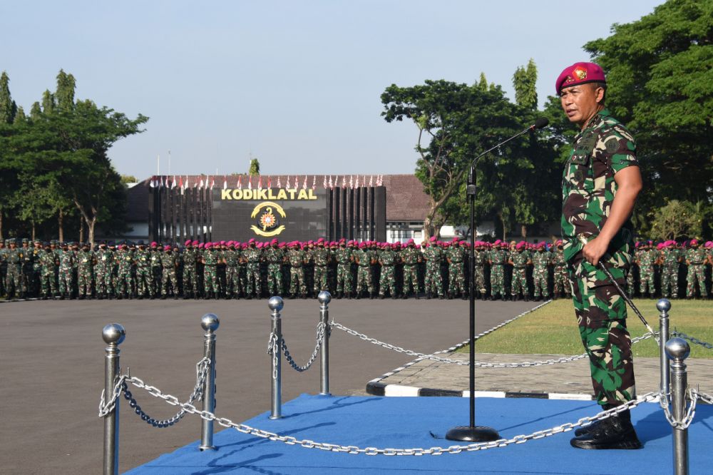 Dankodiklatal Letjen TNI Marinir Suhartono saat pimpin upacara