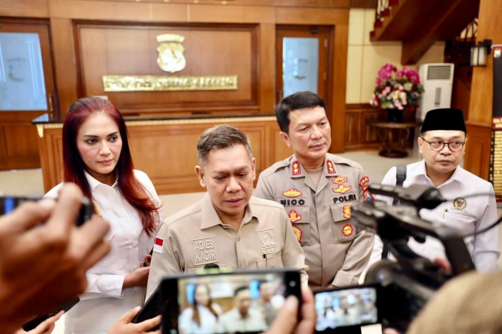 Wakil ketua komisi lll DPR RI Adie's Kadir didampingi Kapolda Jatim Irjen Pol Nico Afinta