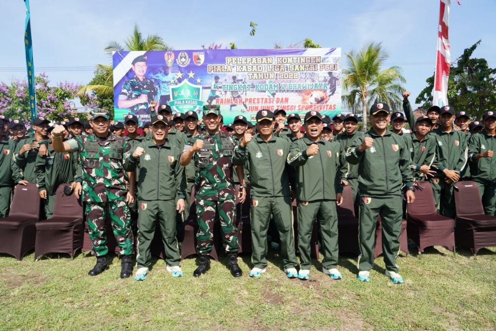 Pangdam V Brawijaya Mayjen TNI Nurchahyanto saat melepas kontingen didampingi Danrem 084/BJ Brigjen TNI Terry Tresna Purnama