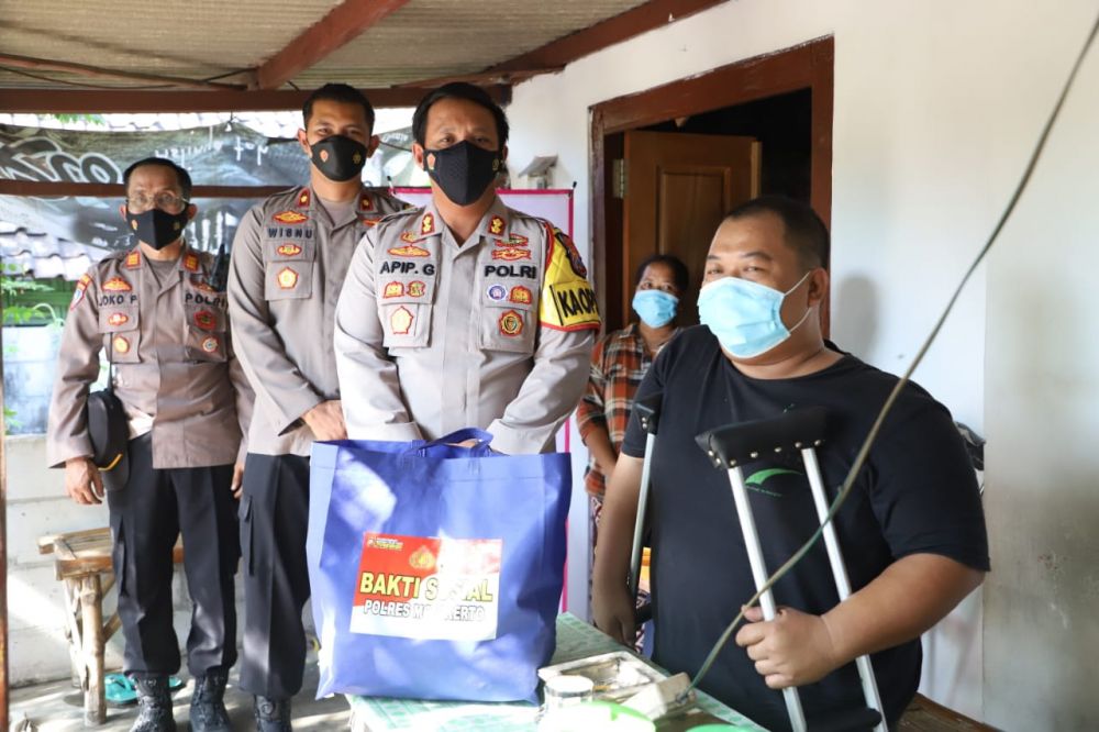 Kapolres Mojokerto AKBP Apip Ginanjar berikan bantuan ke penyandang Disabilitas