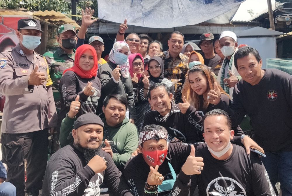 Walikota Surabaya Eri Cahyadi bersama YRIS di posko Wonorejo