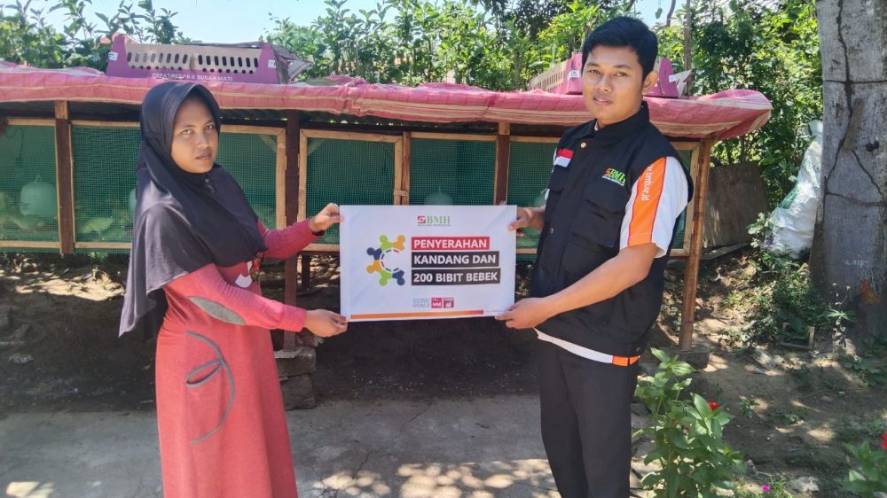 Perwakilan Laznas BMH Bangkalan saat memberikan bantuan bebek dan kandang
