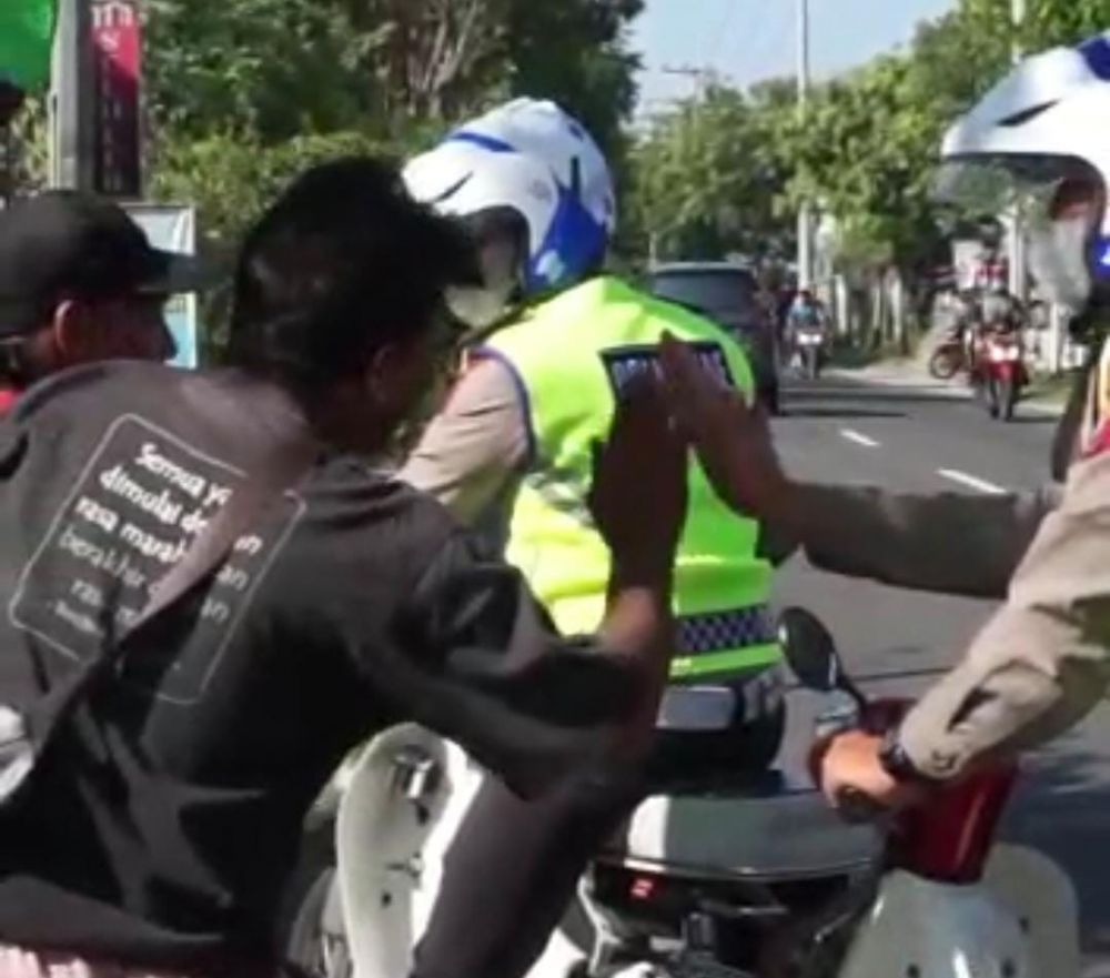 Satlantas Polres Nganjuk Tuai Pujian Warganet, Patroli Polisi Sae Viral