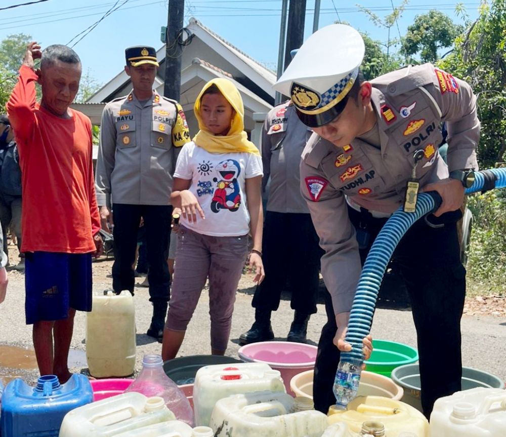 Satlantas Polres Pasuruan salurkan bantuan air bersih