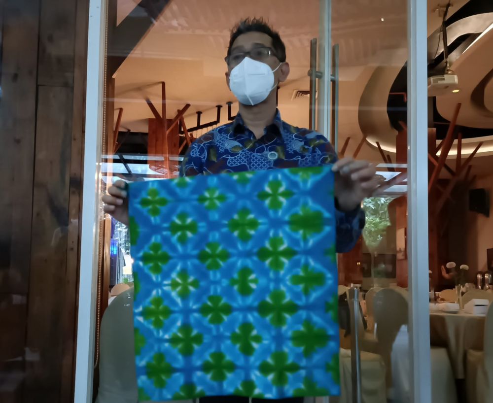 Andreas Riyadi (GM) Hotel Mercure Grand Mirama Surabaya menunjukkan hasil batiknya